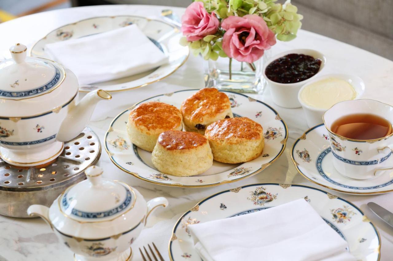 Hotel The Ritz-Carlton, Kuala Lumpur Exteriér fotografie Afternoon tea at the Ritz