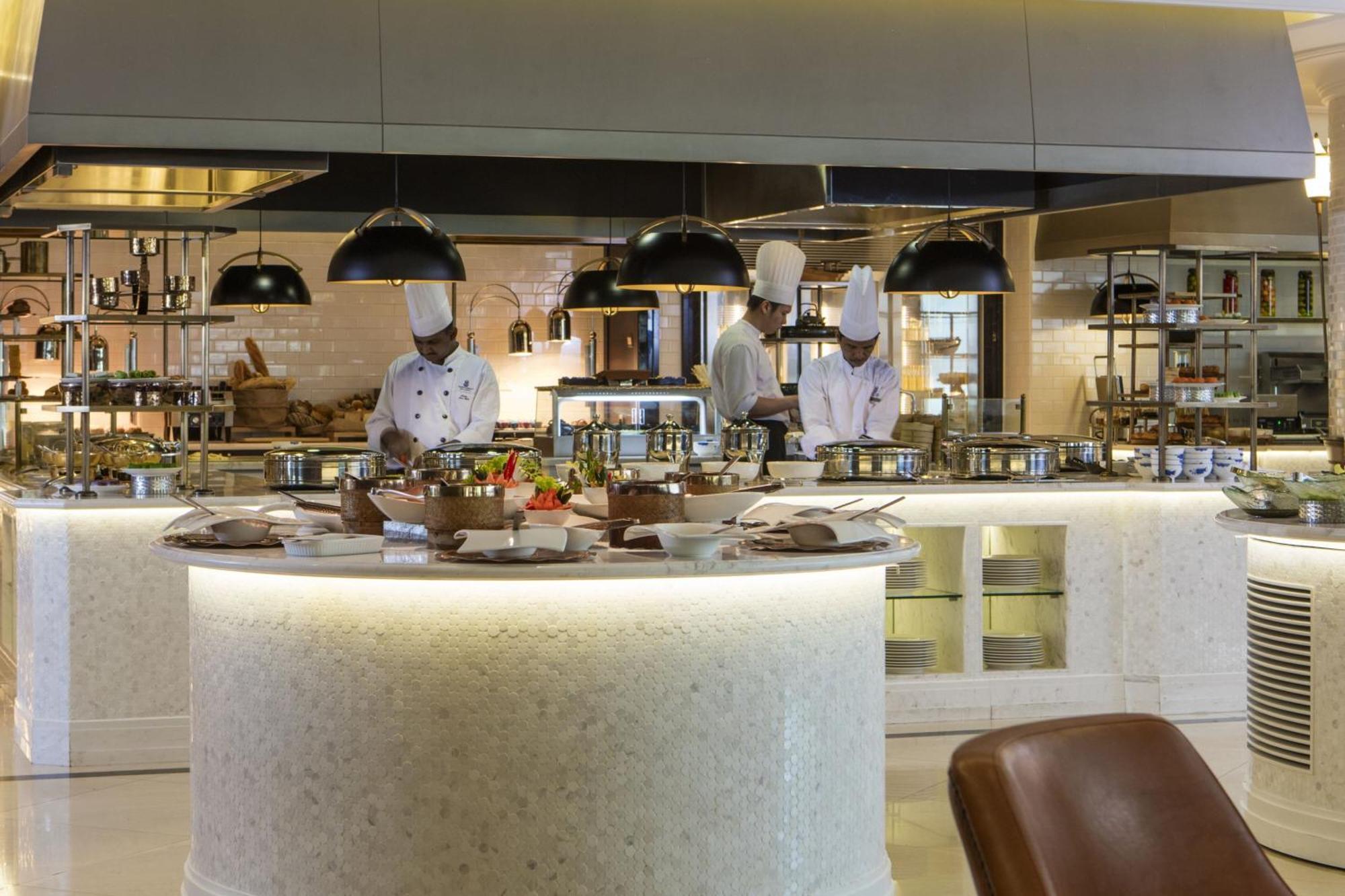 Hotel The Ritz-Carlton, Kuala Lumpur Exteriér fotografie The kitchen at the Emirates Lounge at Dubai International Airport