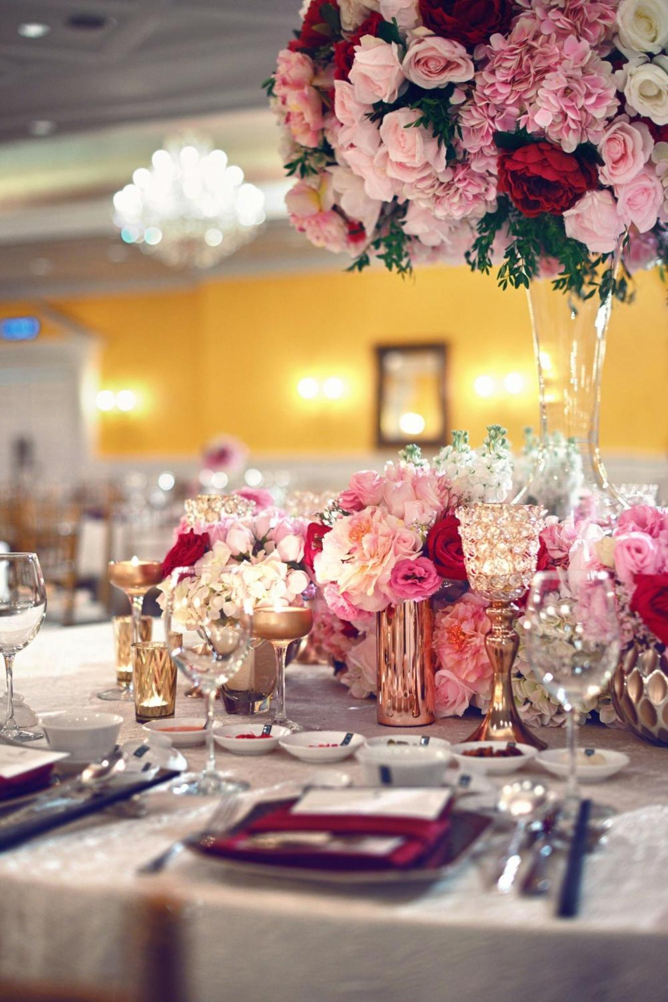 Hotel The Ritz-Carlton, Kuala Lumpur Exteriér fotografie A table decorated with flowers