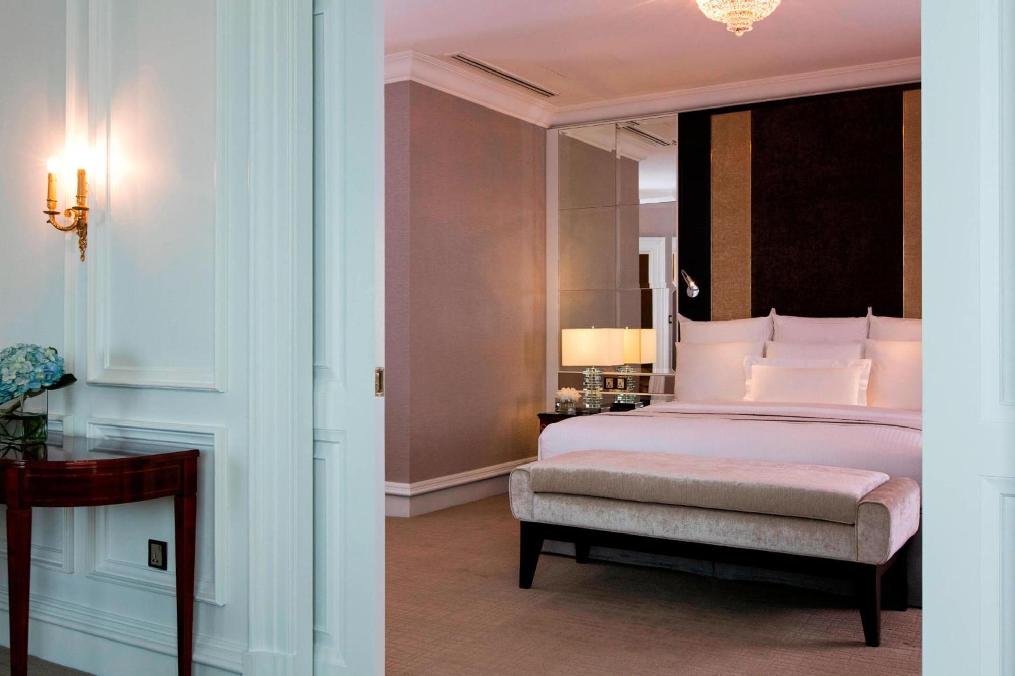 Hotel The Ritz-Carlton, Kuala Lumpur Exteriér fotografie A bedroom at the Mandarin Oriental, Bangkok