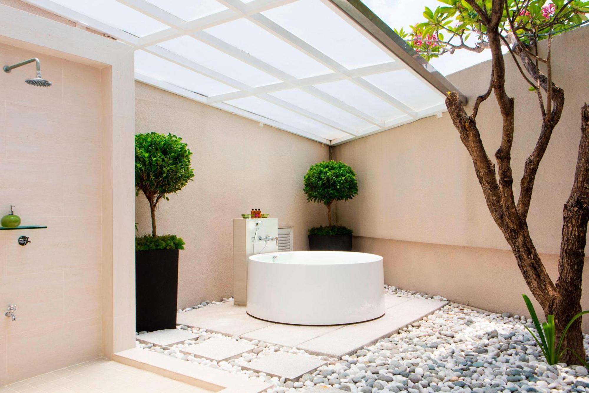 Hotel The Ritz-Carlton, Kuala Lumpur Exteriér fotografie Bathroom with a skylight