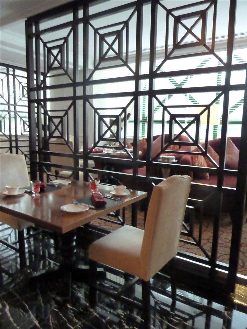 Hotel The Ritz-Carlton, Kuala Lumpur Exteriér fotografie Interior of a restaurant in the city