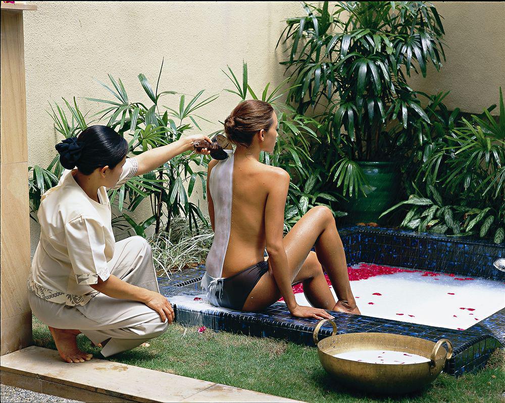 Hotel The Ritz-Carlton, Kuala Lumpur Exteriér fotografie A spa treatment